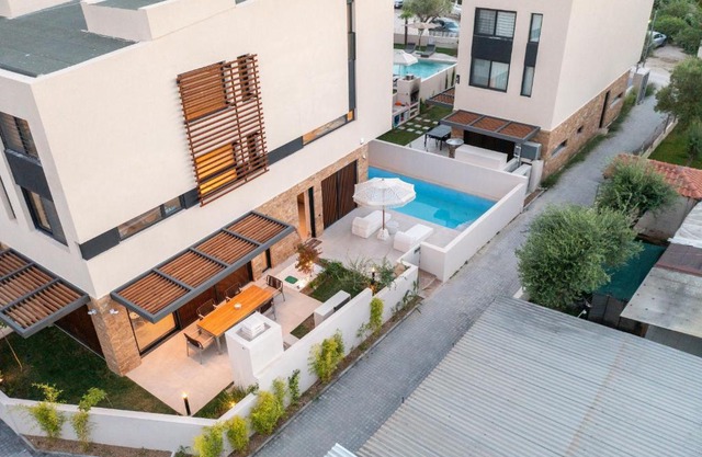 SithoniaRS Luxury Three Floors Villa With Private Pool & Garden