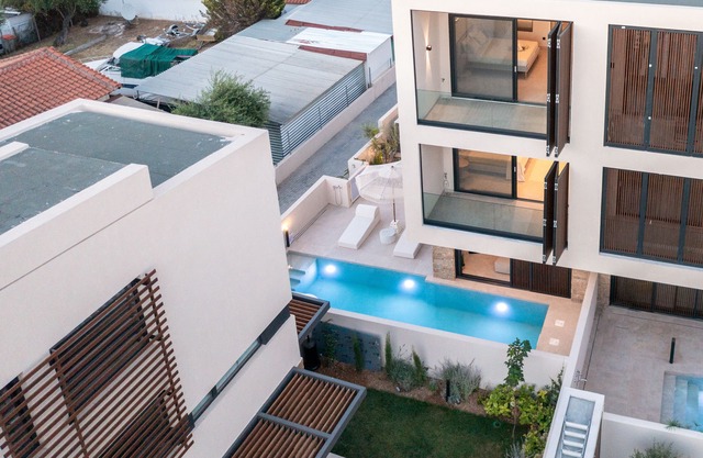 SithoniaRS Luxury Three Floors Villa With Private Pool & Garden