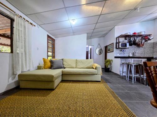 Sitio Guararema com piscina e lago