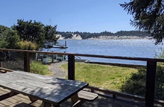 Siuslaw Riverfront home, 3 bedroom, 2 bath, dog friendly - Dune it Right