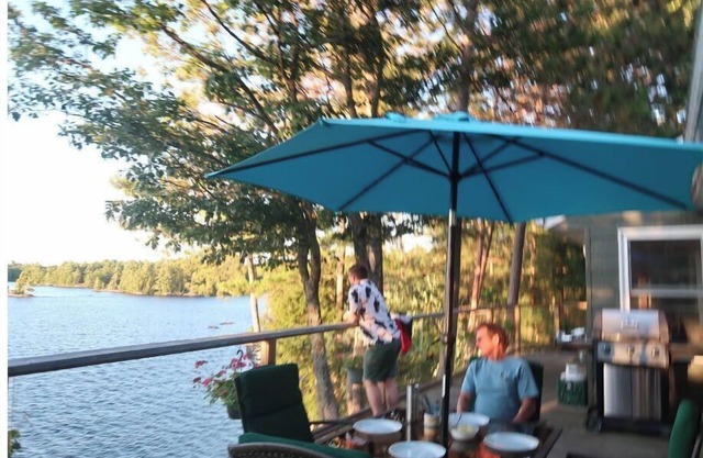 Six bedroom cottage with stunning view of lake
