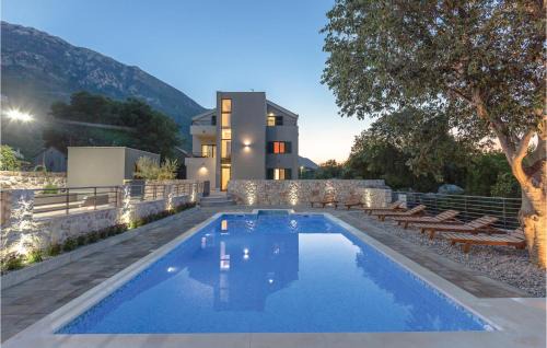 Six-Bedroom Holiday Home In Zagvozd