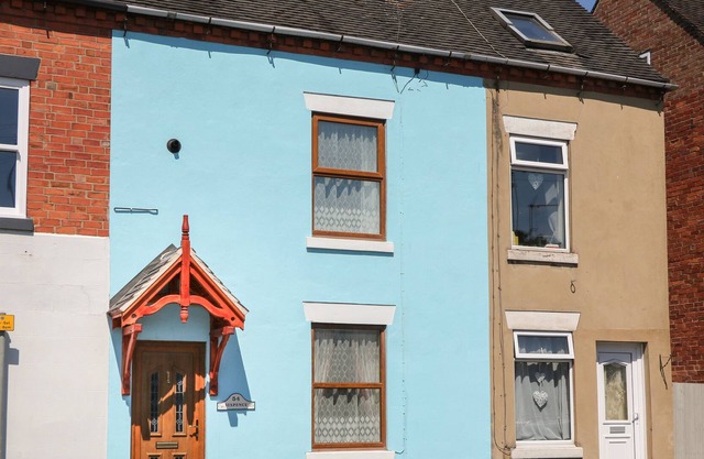 SIXPENCE, pet friendly, character holiday cottage in Uttoxeter