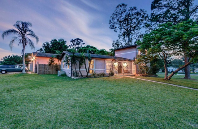 SIZZLIN' SUMMER SALE Great 2 story in Deltona, FL-Close to Beaches, parks.