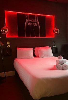 Sizzling London Studio with Jacuzzi & Private Bath