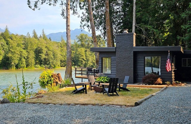 Skagit Riverhouse Retreat- Dogs welcome, Hot Tub