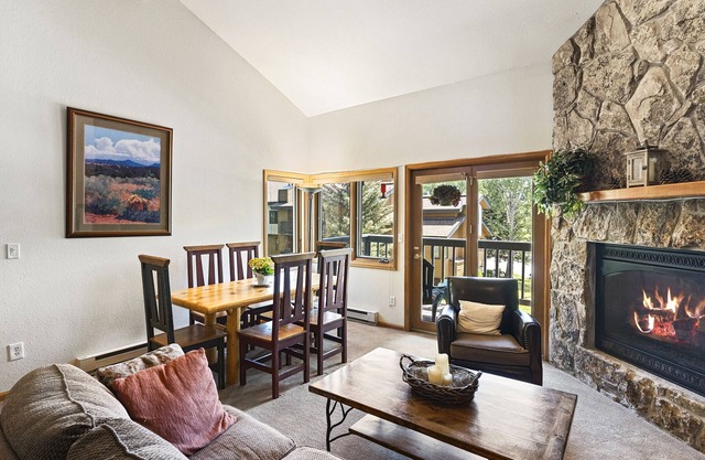 Ski Area Views - On Bus Line - Walk to Grocery Store - Community Hot Tub