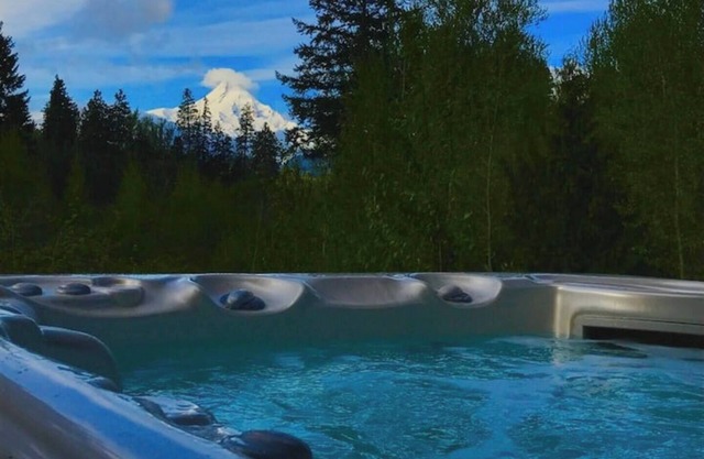Ski Cabin with a Mt Hood view in the Upper Valley