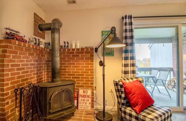 Ski-in Condo on Mountain Woodstove/Hot Tub Access