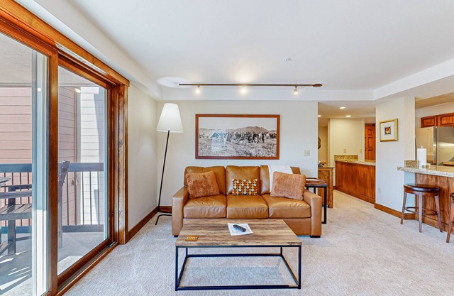 ski-in/out condo with fireplace, washer/dryer, pool, & hot tubs