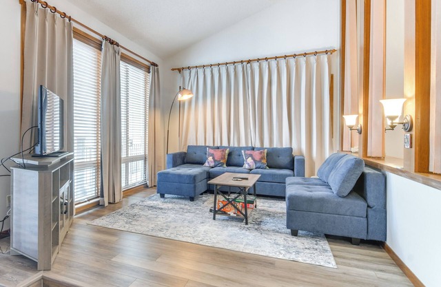 Ski-In/Out Condo w/Hot Tub & Balcony in Granby
