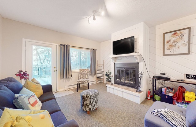 Ski-in/out condo with a pool, tennis & fast WiFi - Sachem Trail at Okemo