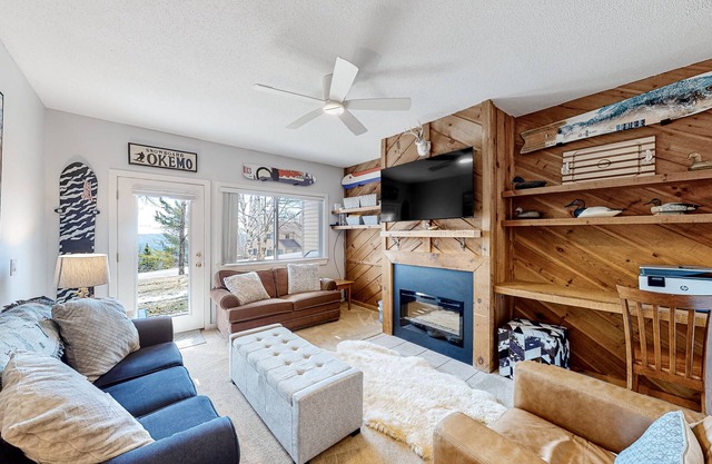 Ski-In/Out Condo with Mountain Views, and Washer/Dryer