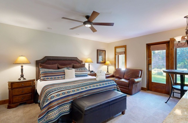 Ski-in/out lodge studio w/mountain view, fast WiFi & shared pool, hot tubs, W/D
