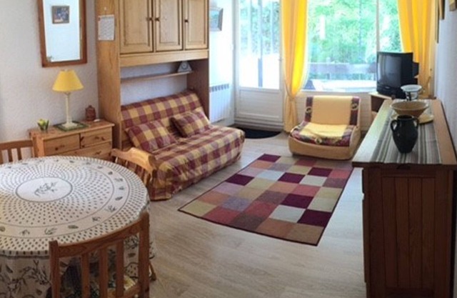 Ski-In/Out Studio in Le Roi Soleil Residence, Sauze Resort, Enchastrayes
