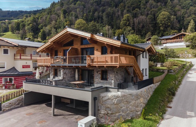 Ski-in/ski-out luxury lodge with balcony terrace sauna