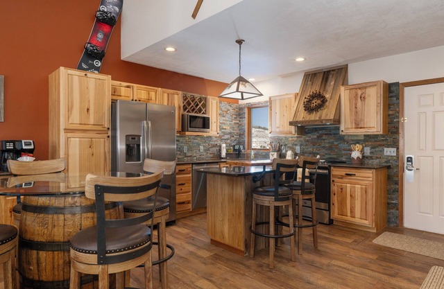 Ski-in/Ski-out 2 bedroom condo, mt views and more!
