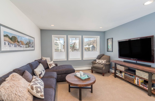 Ski in/Ski out 2nd Floor Sweetly Updated Condo