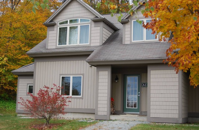 SKI In/SKI Out. 4 Bedrooms, A1- Walk to Pool/Gym, End unit with tons of sunlight