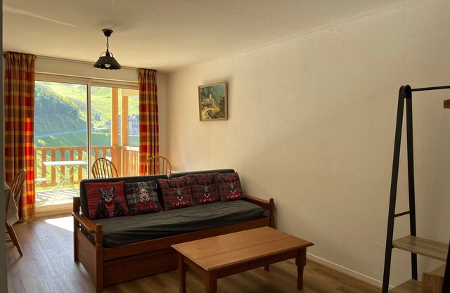 Ski-In/Ski-Out Apartment - Sleeps 8 - Stunning Mountain Views, Near Slopes and Shuttle Access