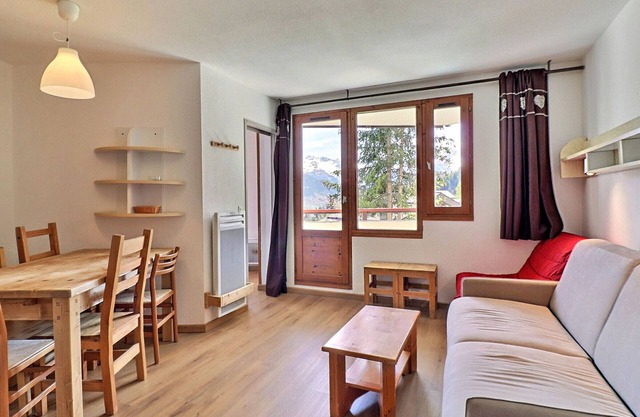 Ski-in/Ski-out Apartment in La Tania - Sleeps 4, 31m², Balcony, Convenient Location