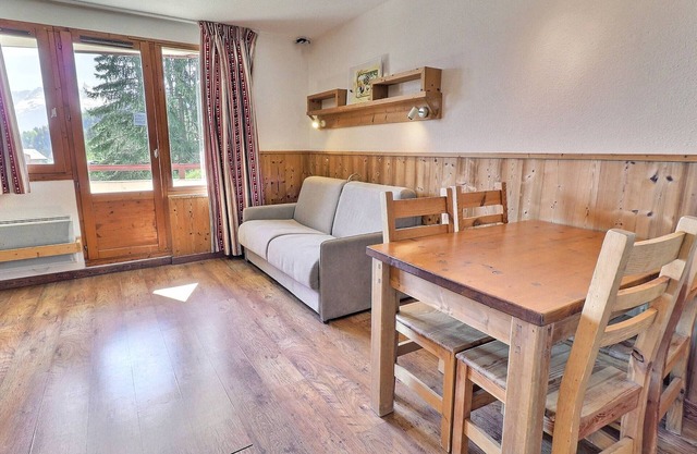 Ski-in/Ski-out Apartment in La Tania - 4 People, 31m², Balcony, Ground Floor