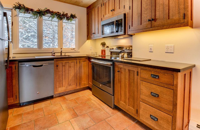 SKI IN/SKI OUT, BRETTON WOODS TOWNHOUSE, MOUNTAIN VIEWS!