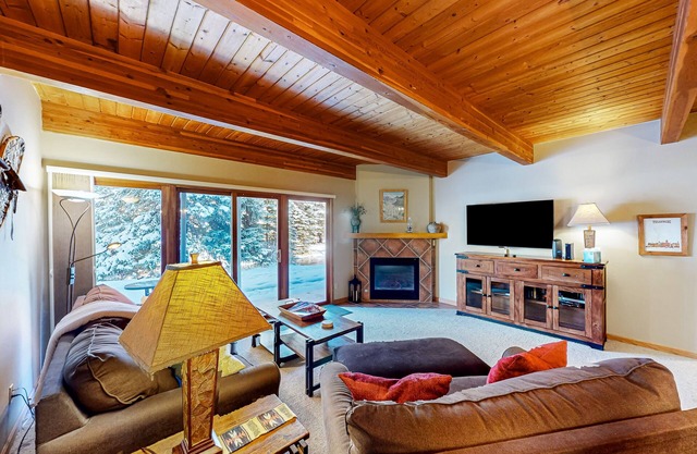Ski-in/ski-out condo with fireplace & hot tub - walk to gondola & Main Street