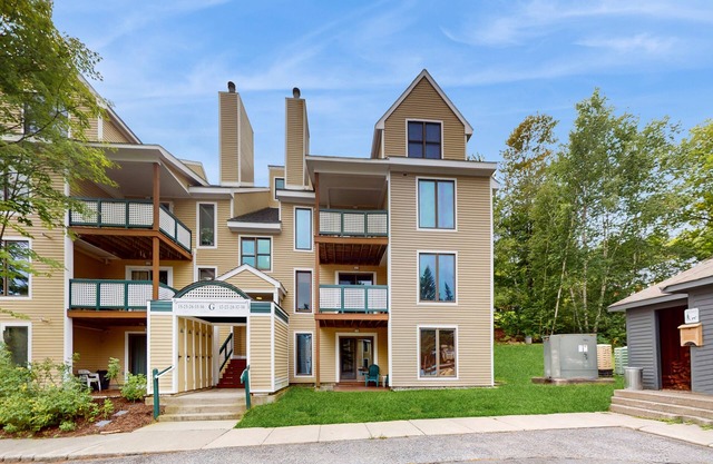 Ski-in/ski-out condo w/deck, wood-burning fireplace, wifi, community amenities