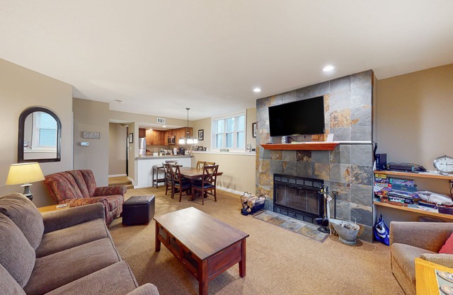 Ski-In/Ski-Out Condo w/Pool & Seasonal Hot Tubs - Golf & Tennis Nearby