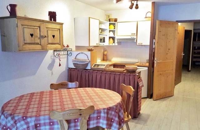Ski-in/ski-out & foot of the slopes, 2nd floor, balcony, tv, ski locker, 51m², La Tania