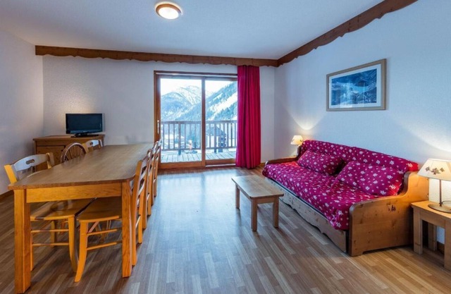 Ski-in/ski-out & foot of the slopes, terrace, balcony, parking, tv, ski locker, 35m²