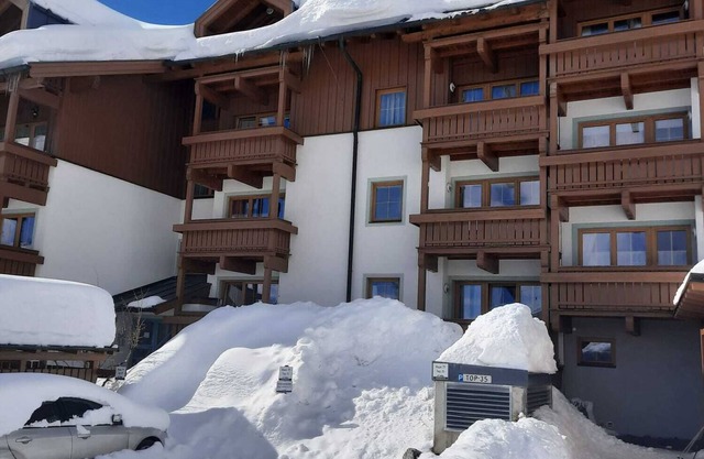 Ski in ski out location, ski school at the door, ideal for children