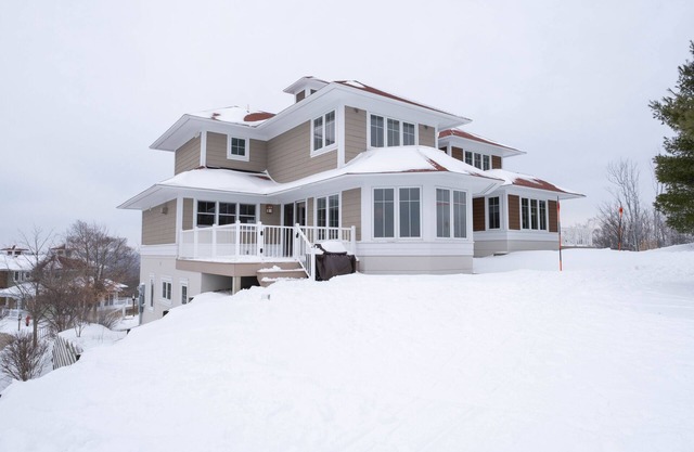 Ski in Ski Out Mountaintop Condo at Crystal Mountain Resort!