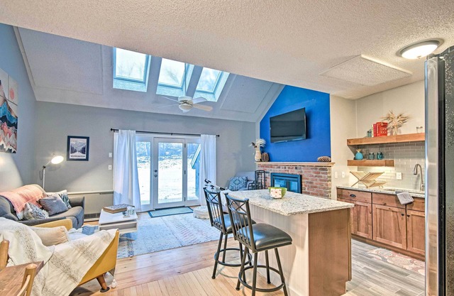 Ski-In/Ski-Out Tenney Mountain Condo w/Fireplace!