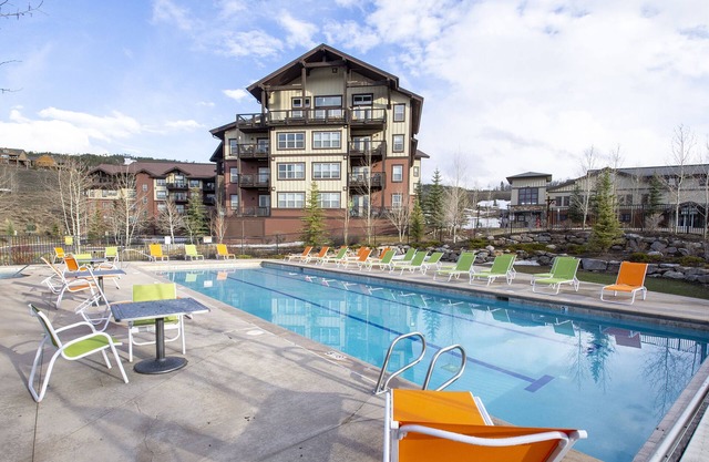 Ski In/Ski Out Top Floor with Views and Amenities- Heated Parking Garage