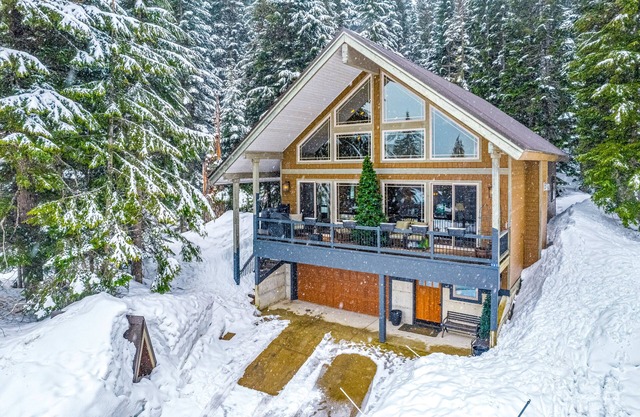 Ski-in/ski-out cabin with mountain-view deck, fireplace- walk to lifts