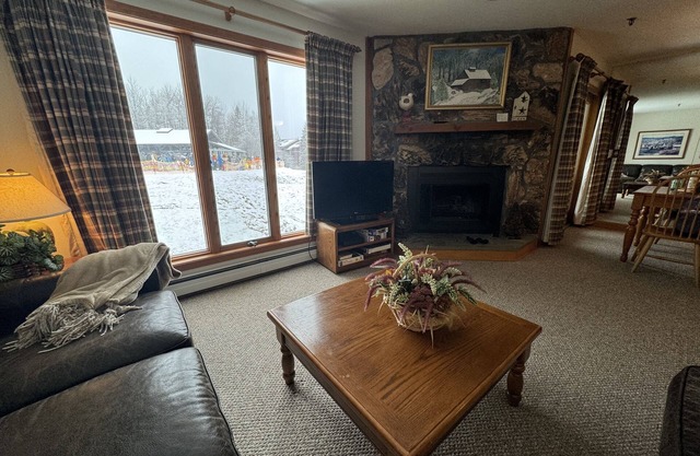 Ski In/Ski Out OberTal 'F' Bldg. See Skiers and Ski Lift from the Living Room!
