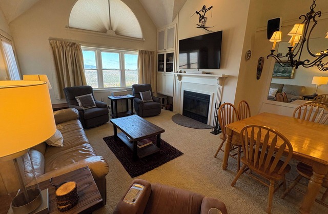 Ski In/Ski Out Winterplace 2BR+Loft W/Fireplace, Hot Tub and Pool Access