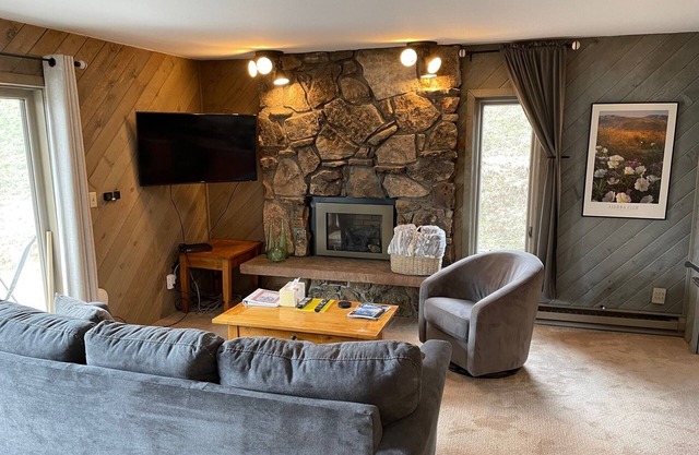 Ski In/Walk Out One Bedroom-Updated with Spacious Kitchen