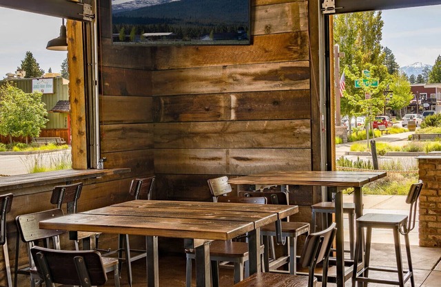 Ski Inn Taphouse Hotel