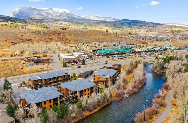 Ski Powder Getaway on the Blue River with Mountain Views