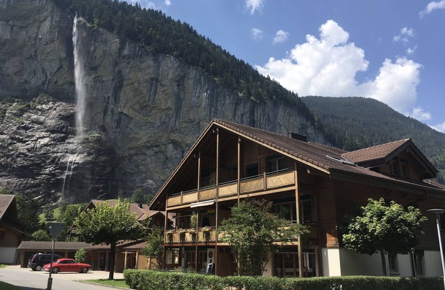 SKI/SUN Stylish modern chalet near Staubbach Falls. Jungfrau skiing/hiking area.