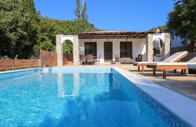 SKIATHOS ISLAND VILLAS (VILLA3) only 2km from town