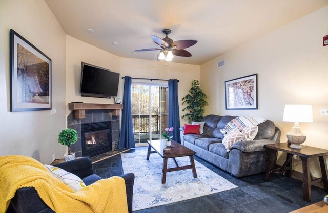 Skier`s Dream-Beautifully Updated condo w Hot Tub!