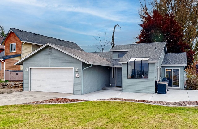Skiers delight - Lakefront home with water views, outdoor areas, & W/D