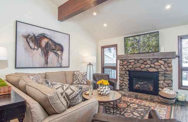 Skiway Chalet - Next to Warm Springs Lifts - Close to Natural Hot Springs