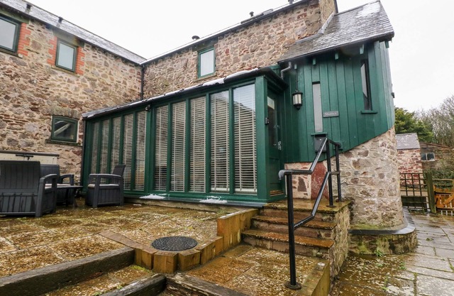 SKOMER COTTAGE, pet friendly, with a garden in Milford Haven