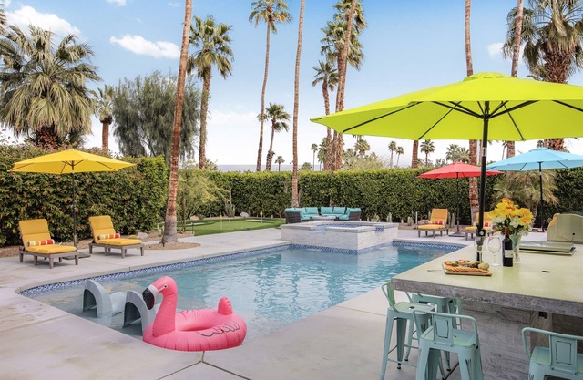 Sky Lounge - putting green, fire pit, pool/spa