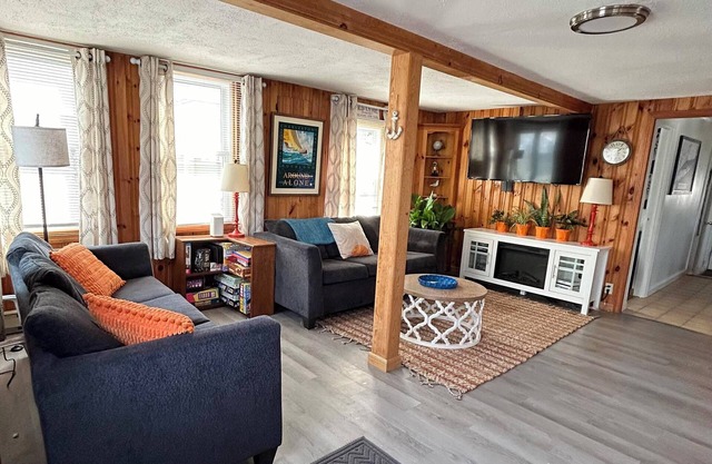 Sky of Blue, Sea of Green - family and pet friendly - walking dist from Beach!